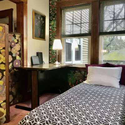 JACARANDA.  A comfortable, secure two-story colonial.  Whole house. 米爾頓住宿飯店