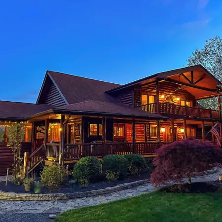 Hemlock Haven: Luxury Log Retreat w/ Sauna, Saloon & Blue Ridge Views