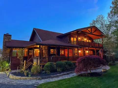 Hemlock Haven: Luxury Log Retreat w/ Sauna, Saloon & Blue Ridge Views