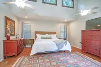 NEW! Regents Park Resort ~ Sparkling Pool, Tennis, Basketball, and Pickleball! ~ Hotel dekat SFA Mast Arboretum