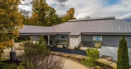 Luxurious MTN Retreat - On site Spa & Pool.