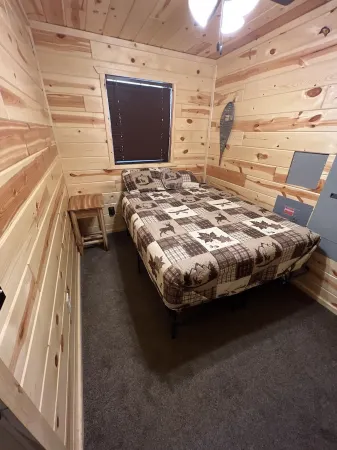 Quiet cabin minutes from UPPER RED LAKE and major resorts