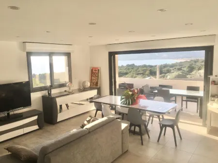 LARGE DUPLEX APARTMENT, panoramic view. quiet.