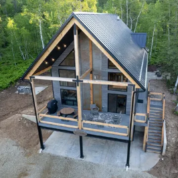 Luxury Mountain Cabin with Hot Tub, Fire Pit, EV Charger, Skiing <.3 Miles Away