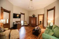 Stunning suite in amazing National Landmark property. Blocks from downtown.