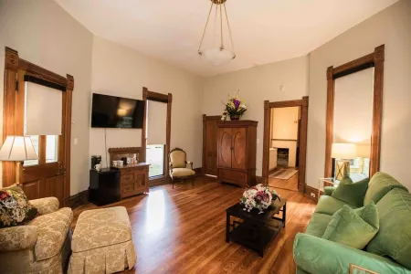 Stunning suite in amazing National Landmark property. Blocks from downtown.