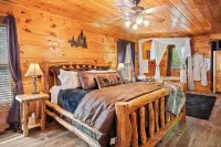 Perfect Hub: Near Gatlinburg & Pigeon Forge, Wi-Fi, New Hot Tub & Treetop Views!