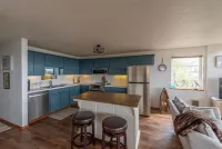 Tranquil ocean view, walk to beach, king suite