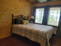 Cozy 3-bedroom Cabin in the Woods - No Cleaning Fee Hotel a 