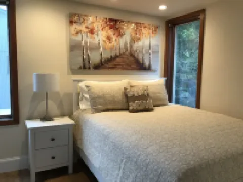 Einstein Lounge in Downtown - 2 BR w Loft and Fenced Yard