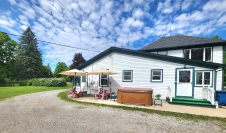 The Smith House Retreat w/HotTub, Bikes, Game/Movie Room, 10mins to Frankenmuth Отели в г. Tuscola County