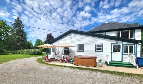 The Smith House Retreat w/HotTub, Bikes, Game/Movie Room, 10mins to Frankenmuth Hotels in Tuscola County