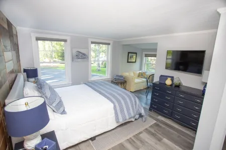 Waterfront Coastal Cottage in Kennebunk, Maine Отели в г. Кеннебанк