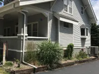 Location! Location! Location! 5 Bedroom Home 1 Block From Downtown Decorah โรงแรมในเดคอราห์