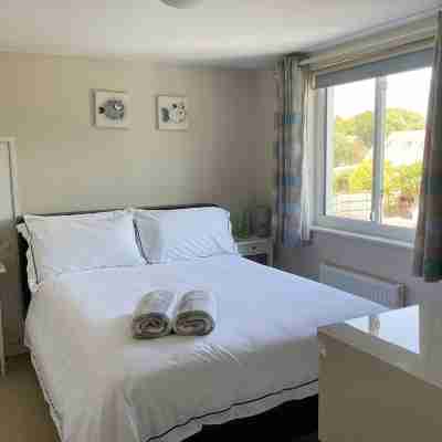 4 bedroom, 3 bath, walk to the beach, golf, shops, pubs. New Forest 3 miles. Rooms