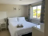 4 bedroom, 3 bath, walk to the beach, golf, shops, pubs. New Forest 3 miles.