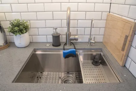 Modern Private Cozy Suite - Mins from Everything