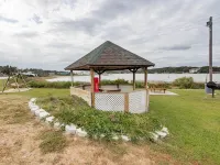 Studio condo with amazing water views, short walk to the beach 大西洋灘酒店