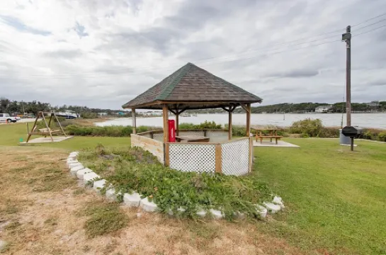 Studio condo with amazing water views, short walk to the beach