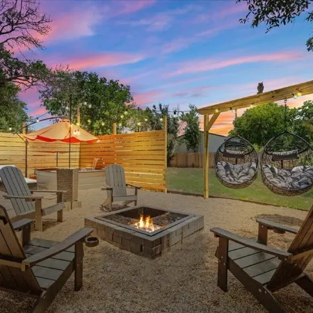 The Craftsman on Clay-4 Blocks to Silos-Backyard Retreat-Hot Tub and Cowboy Pool