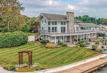 Rivers Edge• Unique Kids Playroom + Stunning Water Views + Hot Tub