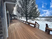 Stunning Lakehouse with hot tub & tree house