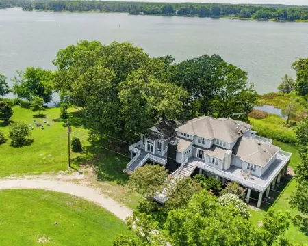 Water front Oasis with pickle-ball court and hot tub Hotels in Mathews County