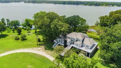 Water front Oasis with pickle-ball court and hot tub