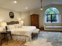 Jupiter Island Beaches, Waterfront Home, Ocean Access, Pool & Boat Dock. Hotels in Hobe Sound