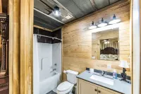 Unique and tranquil mountain-side getaway, close to Guntersville Lake.