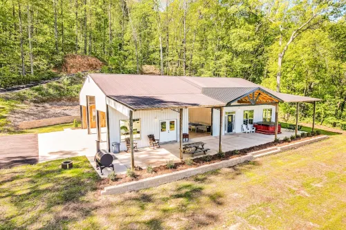 Unique and tranquil mountain-side getaway, close to Guntersville Lake.