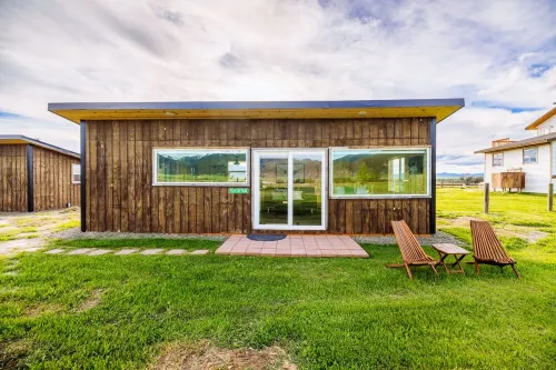 Off-grid tiny home in apple orchard with million-dollar mountain views!