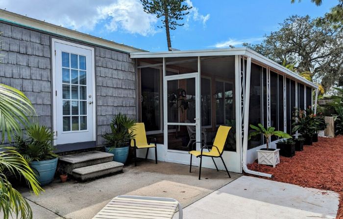 Tropical Privacy, Full Kitchen, Screened Lanai, Covered Parking, Fenced Yard