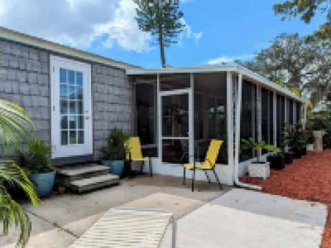 No Sharing! This Casita is  Private. Full Kitchen,Yard, Screened Lanai Hotels in Holiday