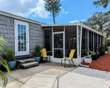 Tropical Privacy, Full Kitchen, Screened Lanai, Covered Parking, Fenced Yard Hotels in Holiday
