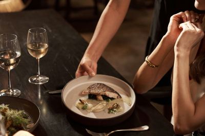 料理 ヴェデマ，ラグジュアリーコレクションリゾート，サントリーニの写真