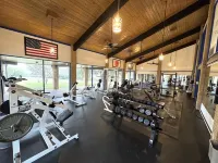 Enjoy lake views from 2 decks! Walk to pool, gym & golf course. Lake access. - Træningscentre