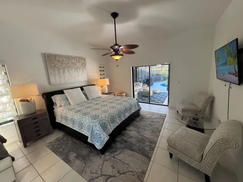 Beautiful Home with Sauna & Heated Pool-Spa, 5min from Beaches, close to Airport