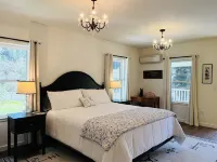 ~Landmark 1857 Farmhouse ~ Hot Tub ~ Pet Friendly ~ across from Sunset Beach ~ Hotels in der Nähe von Northwood Golf Club