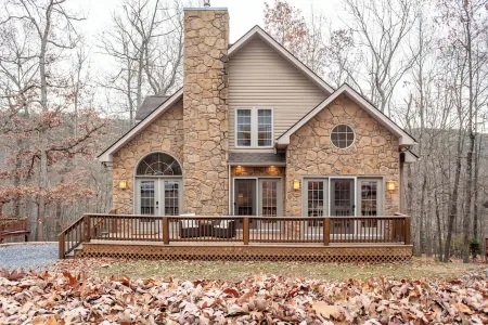 4-Bedroom Retreat in Massanutten: Hot Tub, Near Skiing, Golf, & Adventure Park