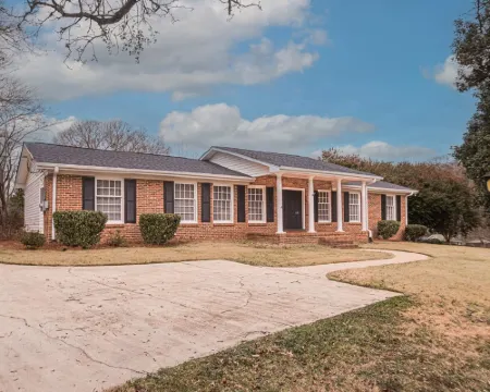 Peaceful Ranch Home - 4BR/3BA Hotels in Mauldin