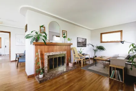 Historic 2-bedroom home in Tacoma - Quiet escape close to everything Отели рядом с достопримечательностью «Greater Tacoma Convention & Trade Center»