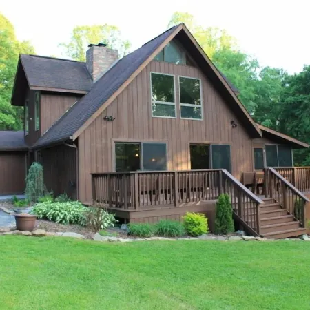 Secluded Luxury Mountain Chalet near downtown Fayetteville