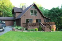 Secluded Luxury Mountain Chalet near downtown Fayetteville