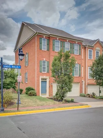 Great Location End unite luxury  3 level townhouse. 2 car Garage, Отели рядом с достопримечательностью «Exxon»