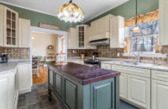 3-bedroom house in nice downtown Farmington with AC, WiFi, nice outdoor spaces!