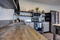 Modern Guest Suite King bed, close to interstate, shopping & restaurants