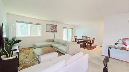 Charming 3-bedroom house with King Bed in fabulous Beaverton Отели рядом с достопримечательностью «ZoomCare»