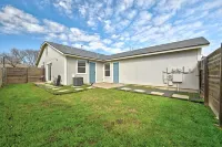 Cute 2 Bedroom, 1 Bath South Austin Retreat Hotels near Sam's Club