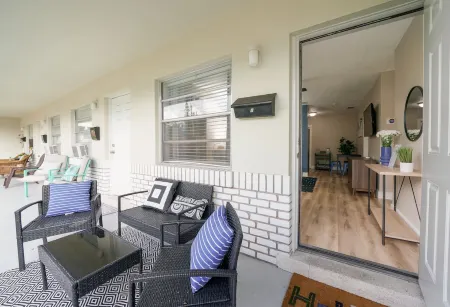 2 BR | Perfect for Long Term Stays | 2 miles to Beach Отели рядом с достопримечательностью «Laguna Bay Nursery Inc»